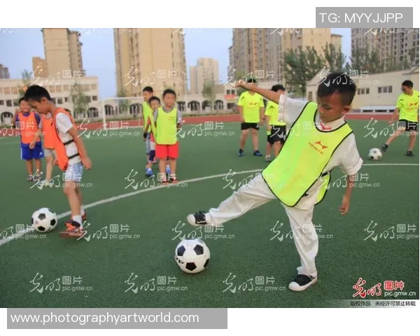 足球明星训练杂耍视频揭秘技巧与训练方法提升球技的秘密与乐趣